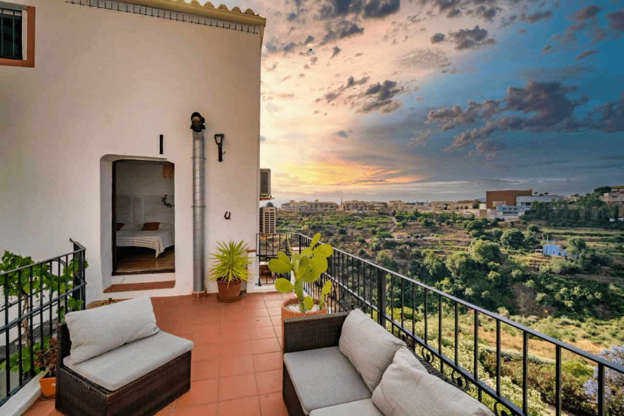 Casa Reformada Rústica con 5 Dormitorios y Piscina en Polop